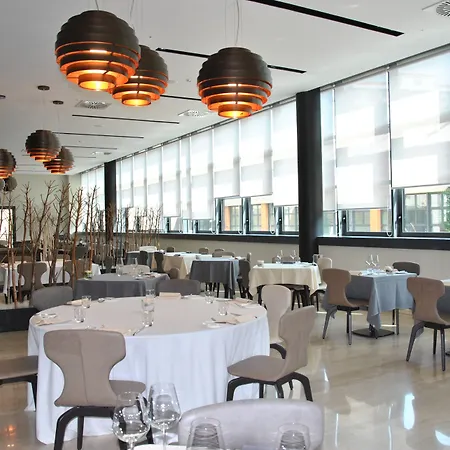 Hilton Garden North מלון